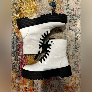 NASTY GAL Women’s White Platform Lace-Up Combat Boots SIZE 8.5 - GREAT CONDTION